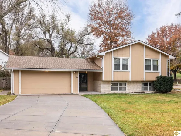 1105 Crest Rd, Papillion, NE 68046