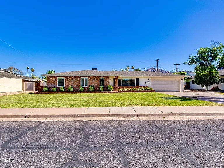5002 E Mitchell Dr — Photo 2