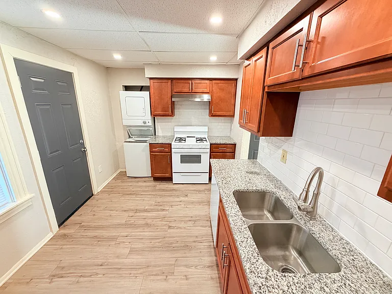 2820 Broadway Ave — Photo 13