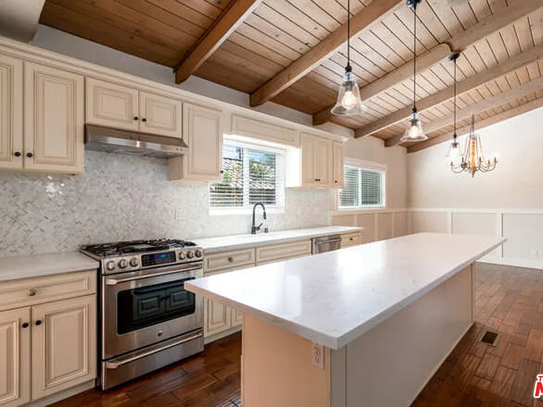 1604 Oak Ave — Photo 1