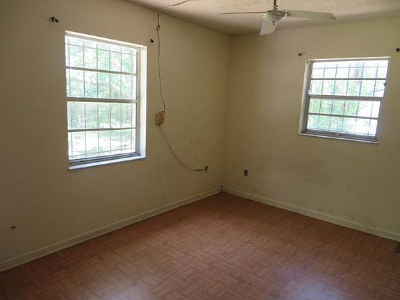2nd image of 2911 Laurel Ln