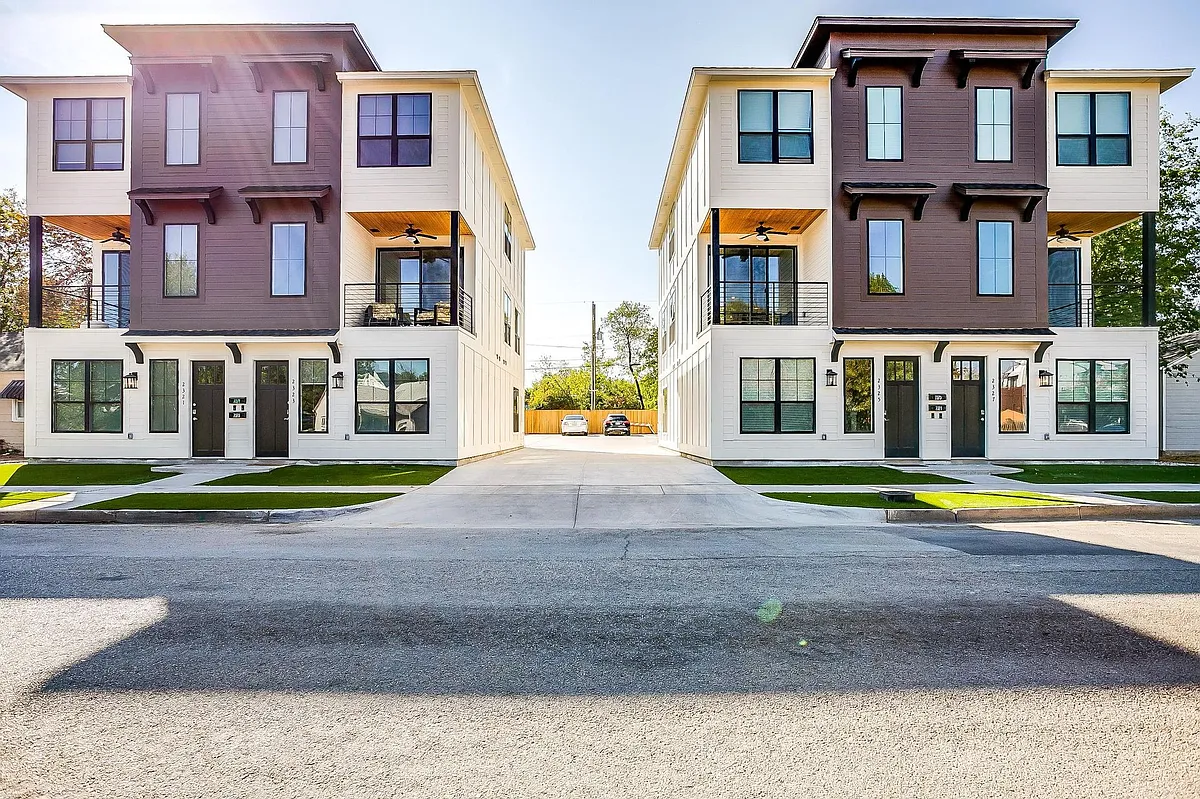 Building Photo - 2345 Benbrook Blvd