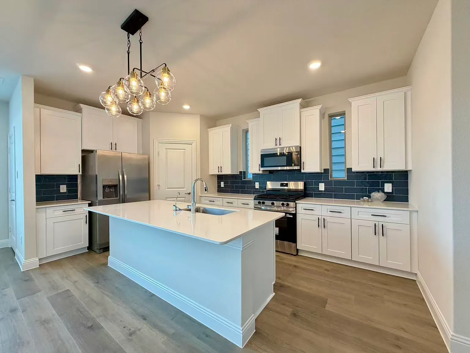 4 bed, 1727 sqft, $3,180 — Photo 2