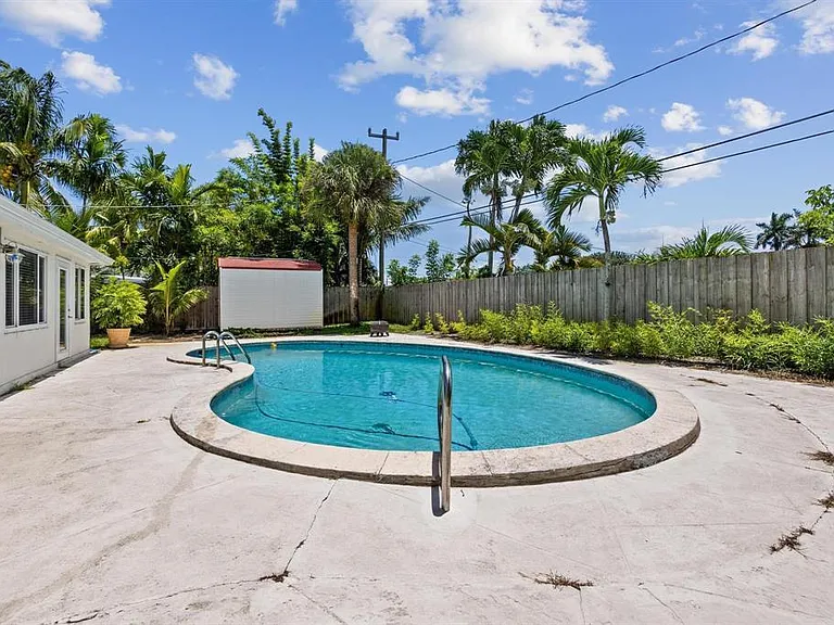 2440 SW 16th St — Photo 32