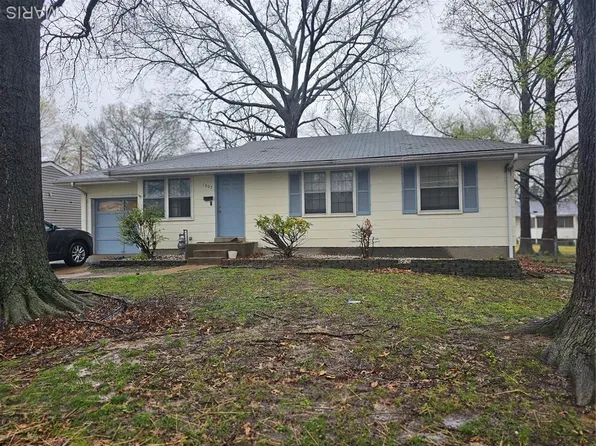 1507 Golden Dr, Saint Louis, MO 63137