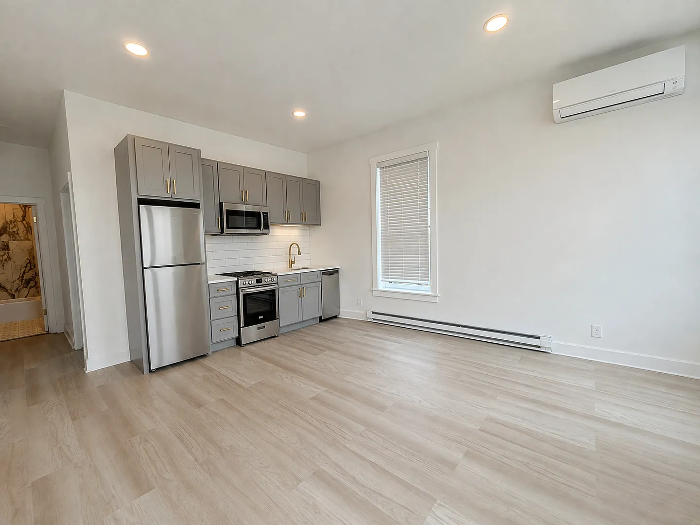 916 Clinton St — Photo 3