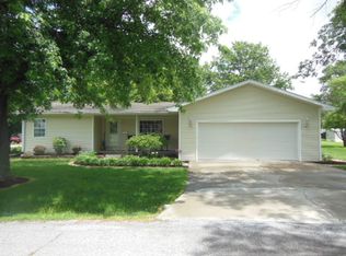 820 N Locust St, Flora, IL 62839
