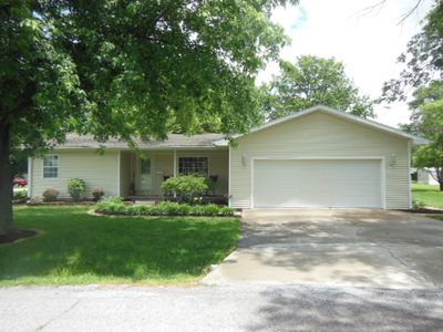 820 N Locust St, Flora, IL, 62839
