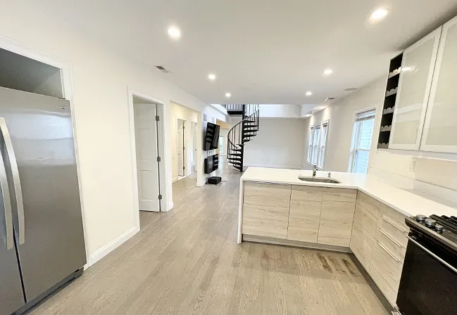 Building Photo - 21 Iroquois St #2A