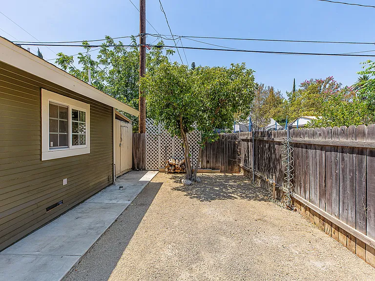 Linwood Pl — Photo 2