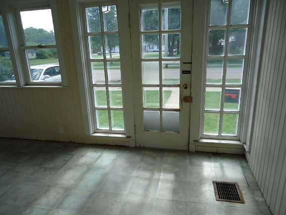 2nd image of 318 Dayton St