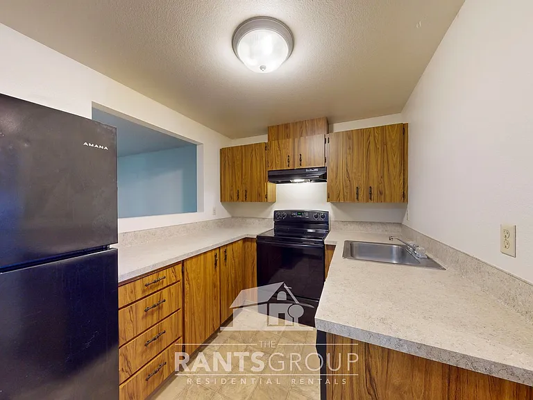 Lovely, wooded 2-bedroom apartment with a large private deck and in-unit washer & dryer! — Photo 18