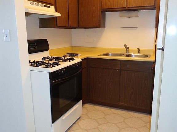 3rd image of 3 Hawthorne Ln APT 305