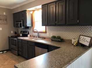 106 W Howard St, Manchester, IA 52057