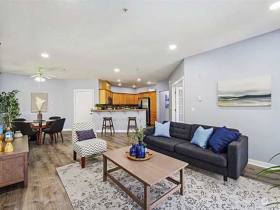 5th image of 22669 NE Alder crest Drive #204