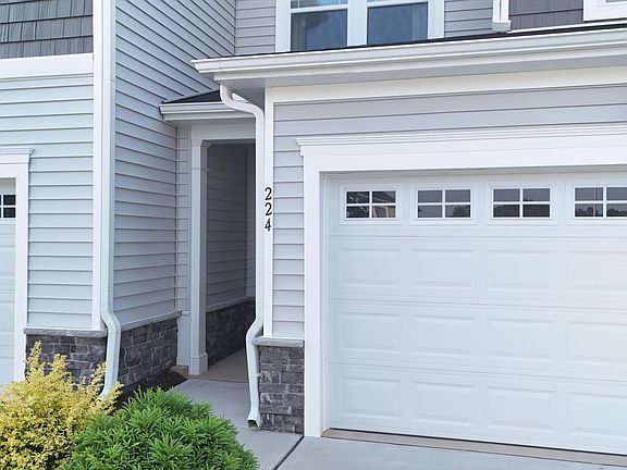 3rd image of 224 Gilder Woods Dr