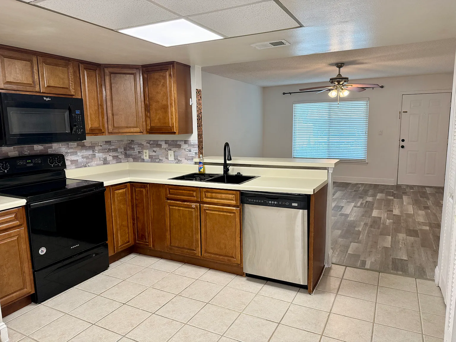 2 bed, 830 sqft, $1,600 — Photo 4