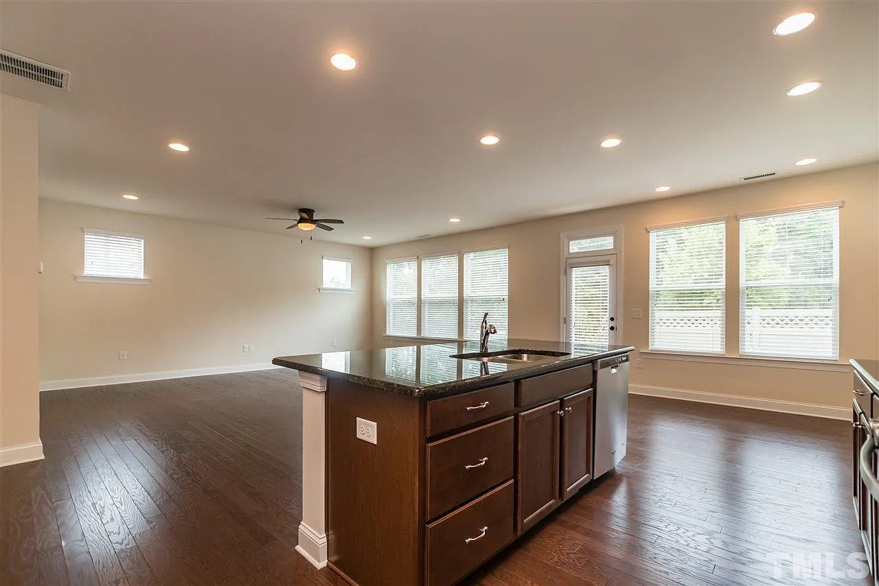 3 bed, 2.5 bath, 2200 sqft, $2,450 — Photo 4
