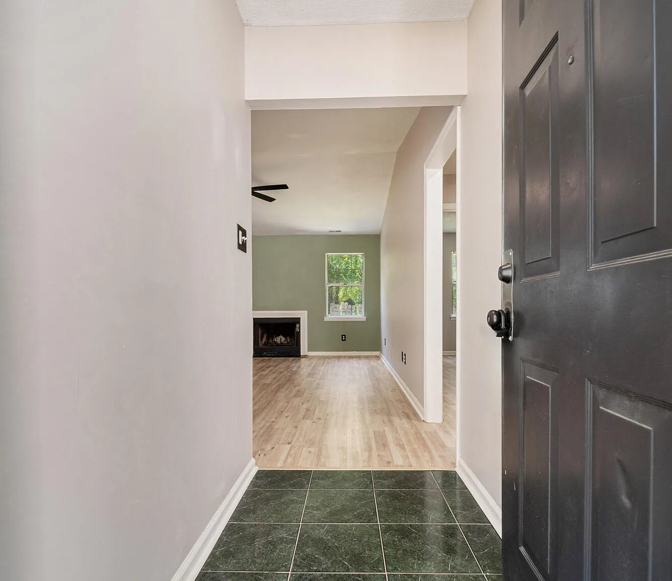 3 bed, 2.0 bath, 1188 sqft, $1,595 — Photo 3