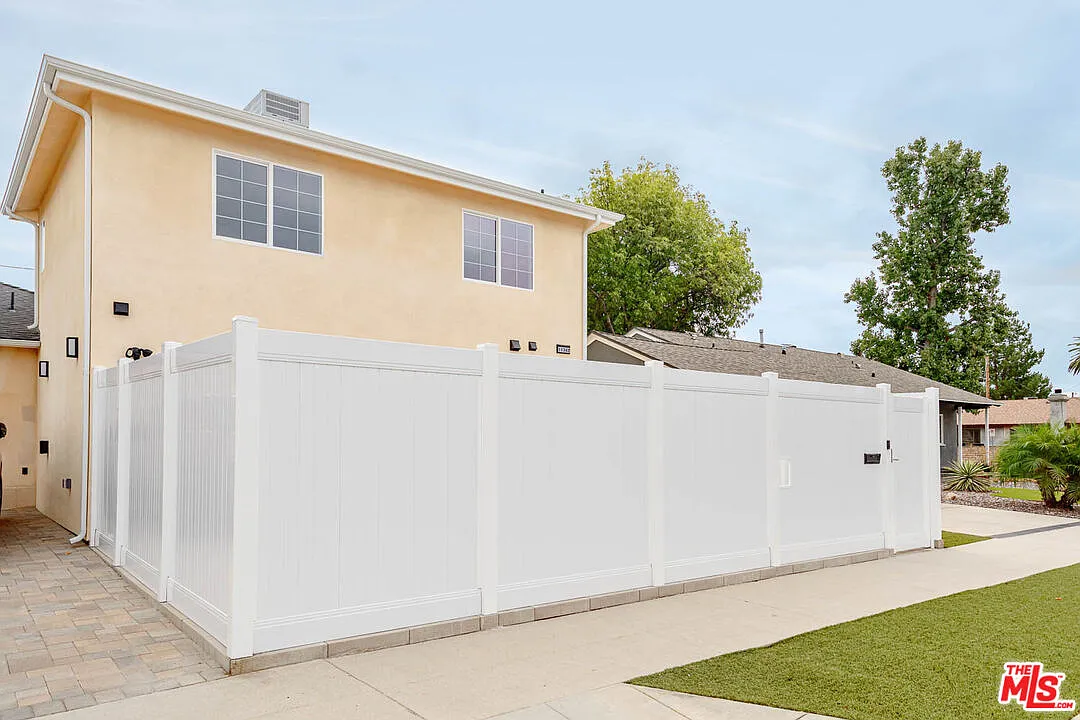 2 bed, 2.0 bath, 1100 sqft, $3,250 — Photo 2
