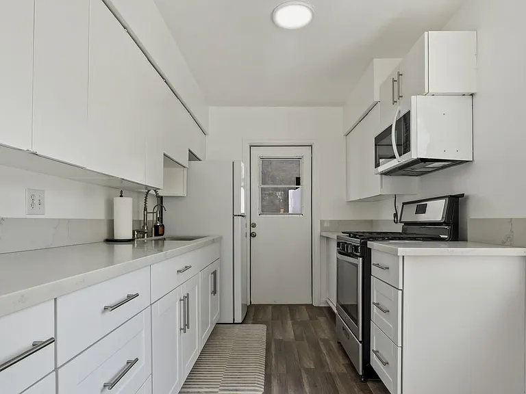 13842 Hamlin St — Photo 13