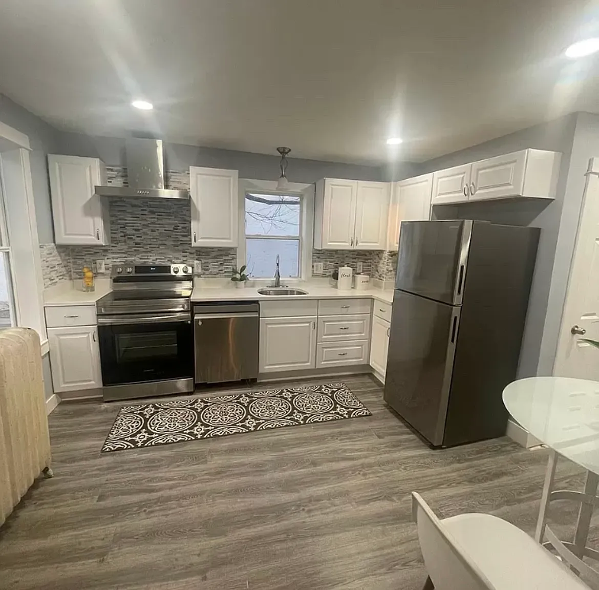 3 bed, 1099 sqft, $2,200 — Photo 2