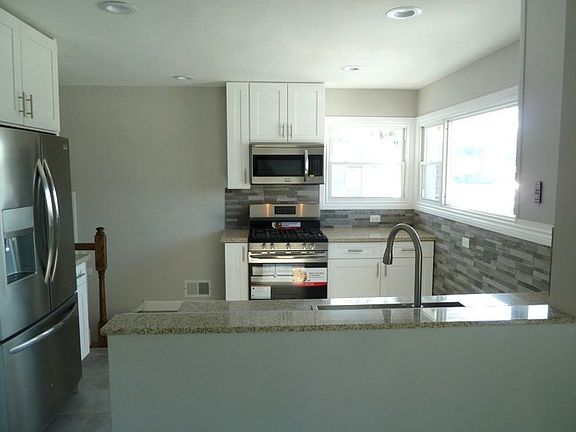 4th image of 2831 Hawthorne St