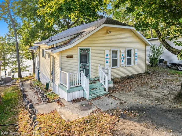 1259 Lakeshore Dr, Columbiaville, MI 48421