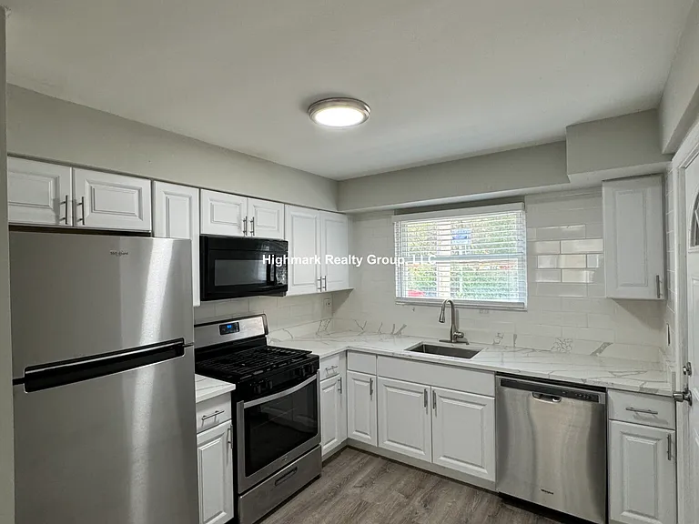 1323 W Sherwin Ave #1OB — Photo 1
