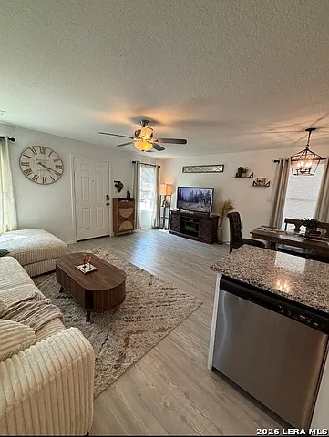 3 bed, 2.0 bath, 1007 sqft, $1,375 — Photo 2