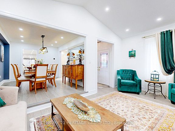 3rd image of 160 Carlyle Cres