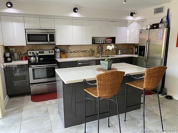 Sleek kitchen.....