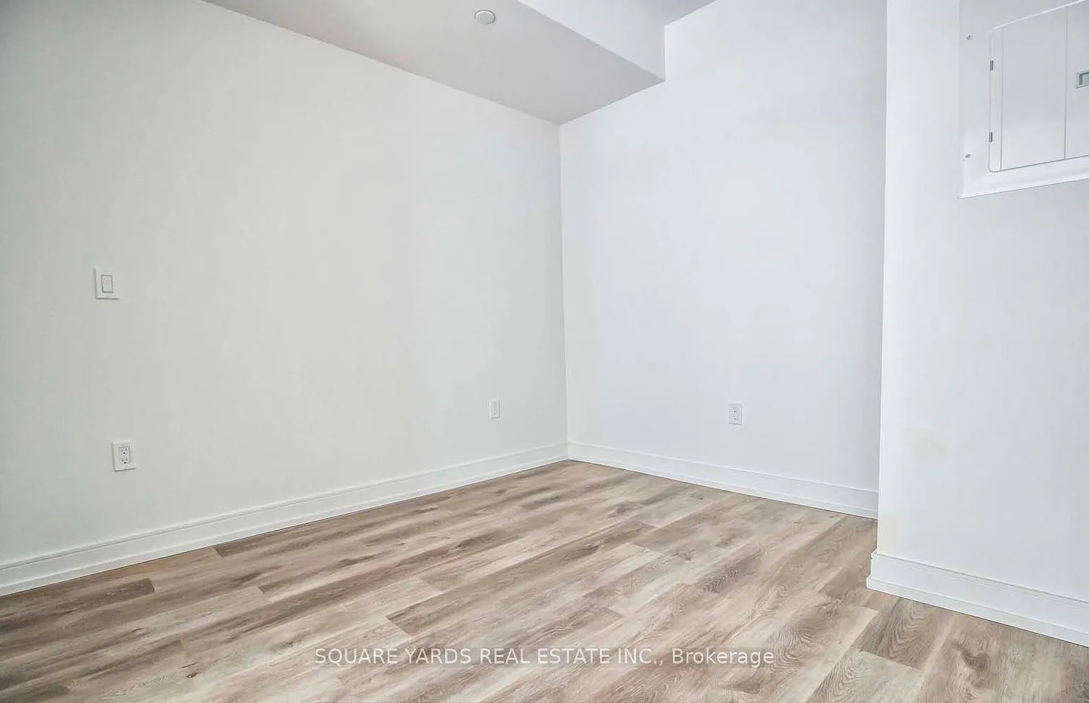 1 Jarvis Condos — Photo 4