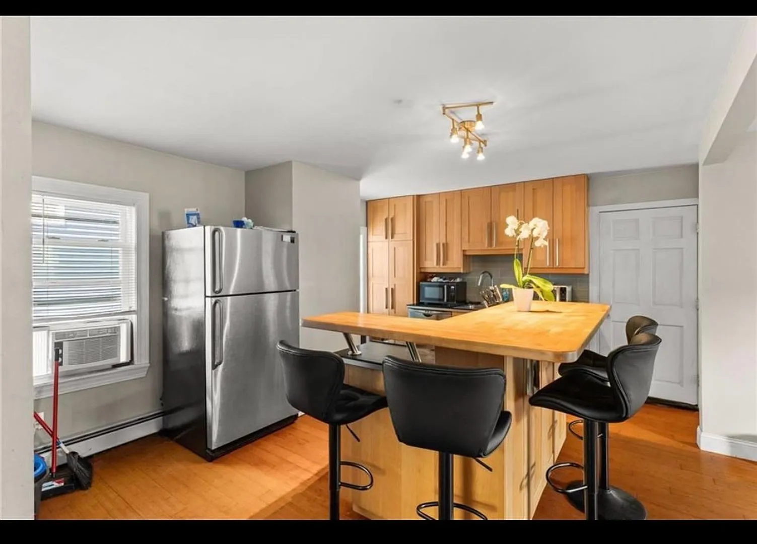 211 Carpenter Street — Photo 2