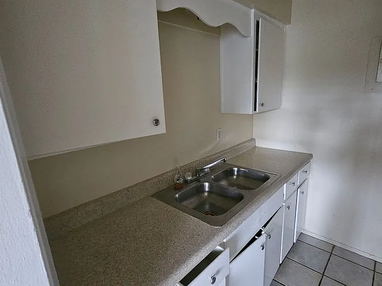 1760 NE 52nd St — Photo 5