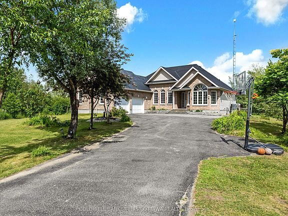 2nd image of 11 Rideau Crossing Cres