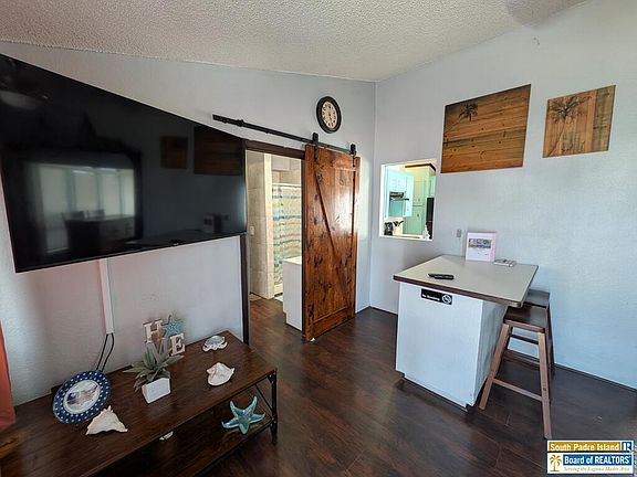5th image of 513 W Clam Cir