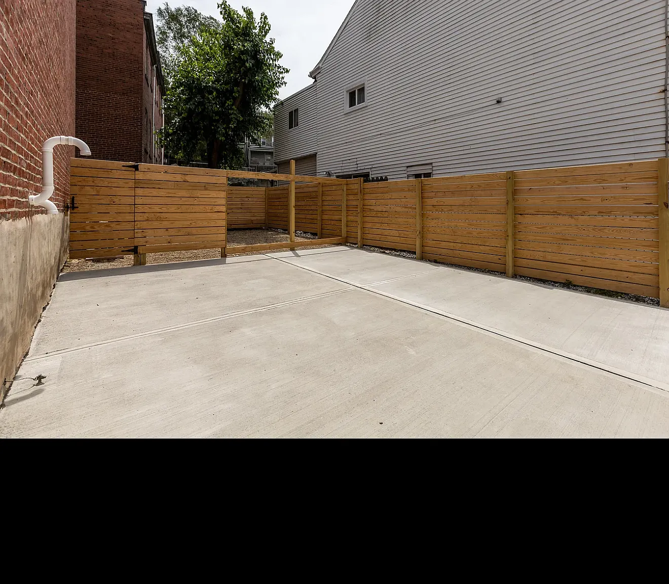 3 bed, 1.5 bath, 1700 sqft, $2,400 — Photo 2