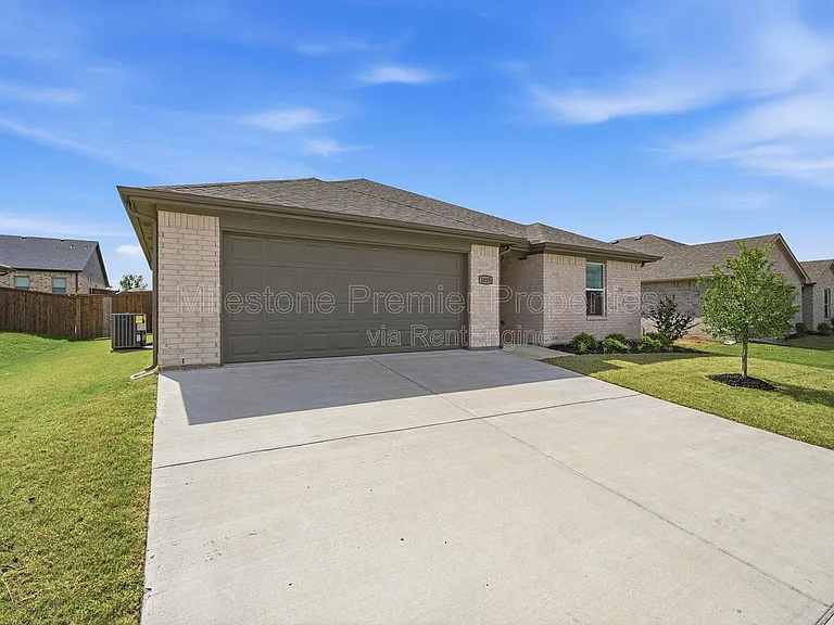 1819 Boxwood Dr — Photo 2