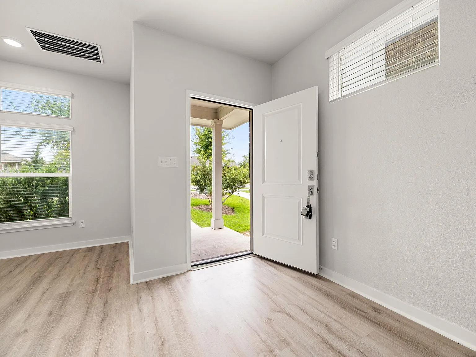 3 bed, 2.5 bath, 1543 sqft, $1,700 — Photo 4