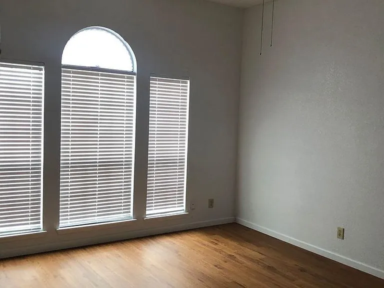 2021 Meadow Park Dr — Photo 3