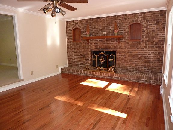 Lrg. Great Room w/new Hardwood Flrs