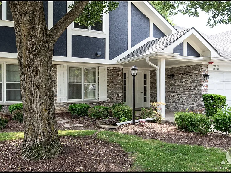 257 Coventry Cir — Photo 2