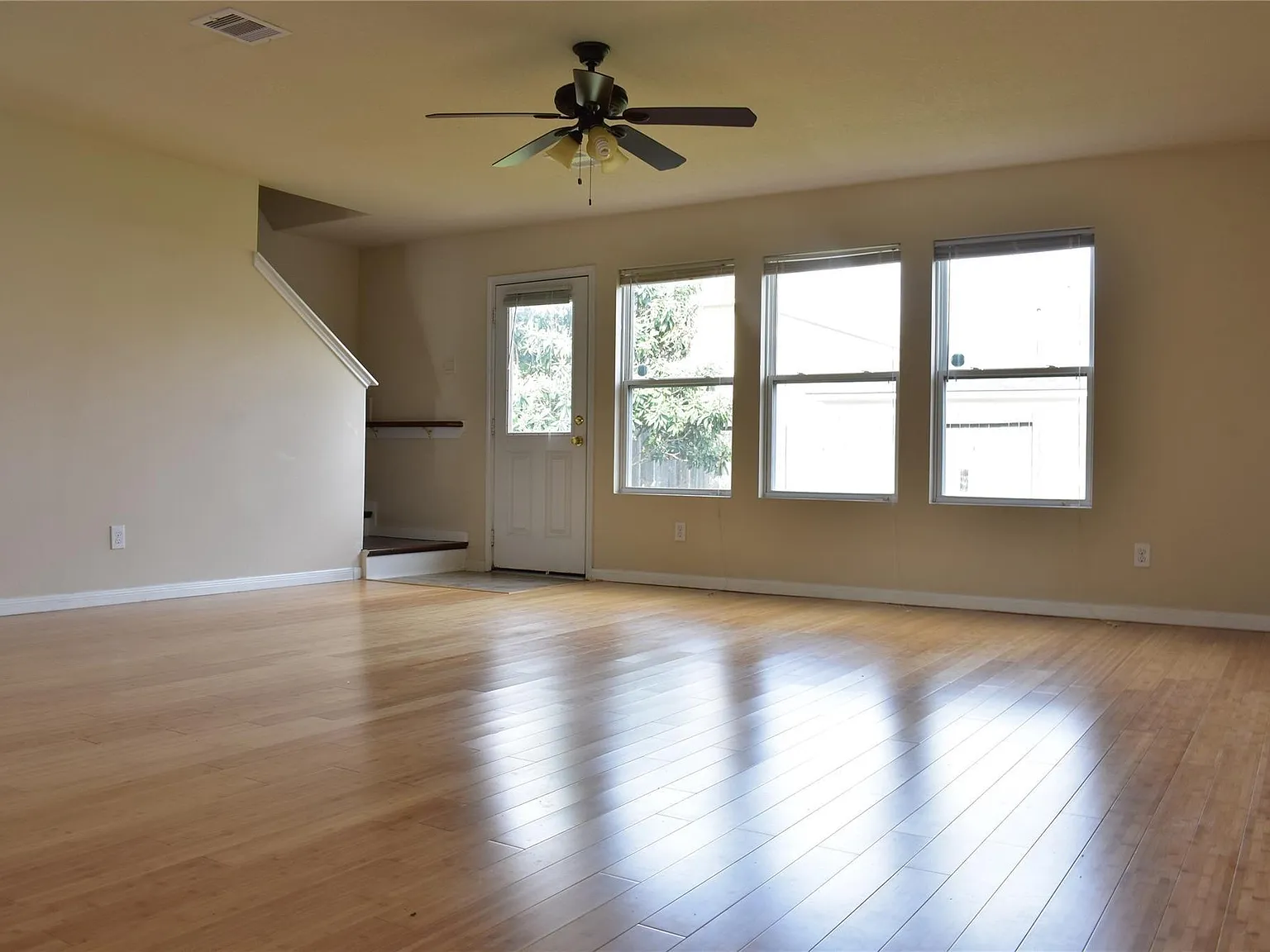 4 bed, 2.5 bath, 2460 sqft, $2,100 — Photo 3