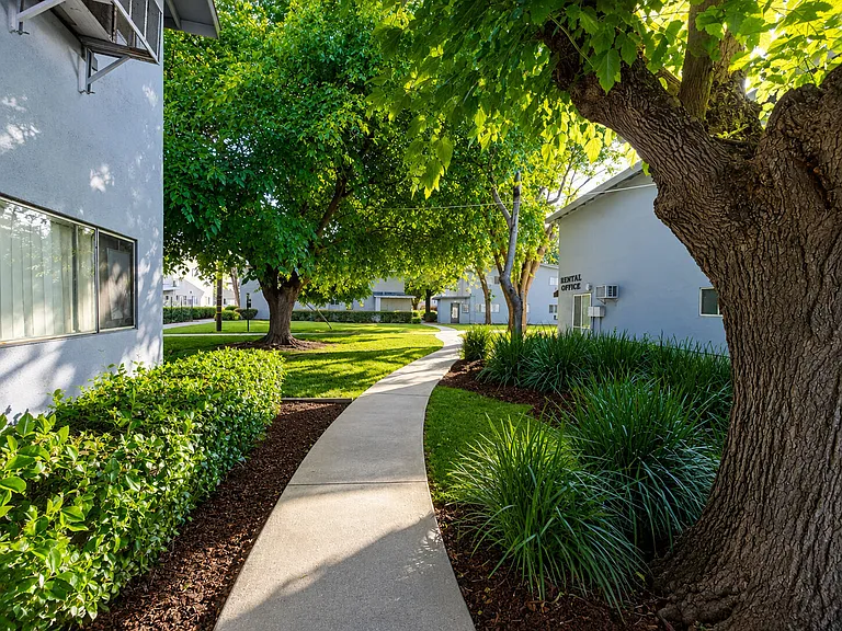 Gold Crossing Apartments — Photo 16