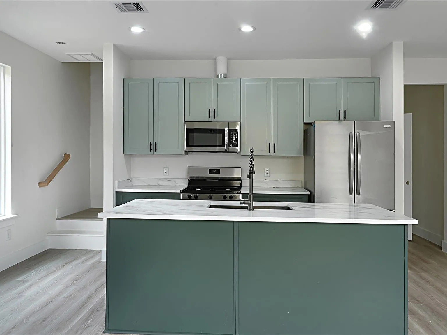 3 bed, 3.0 bath, 1400 sqft, $2,200 — Photo 2