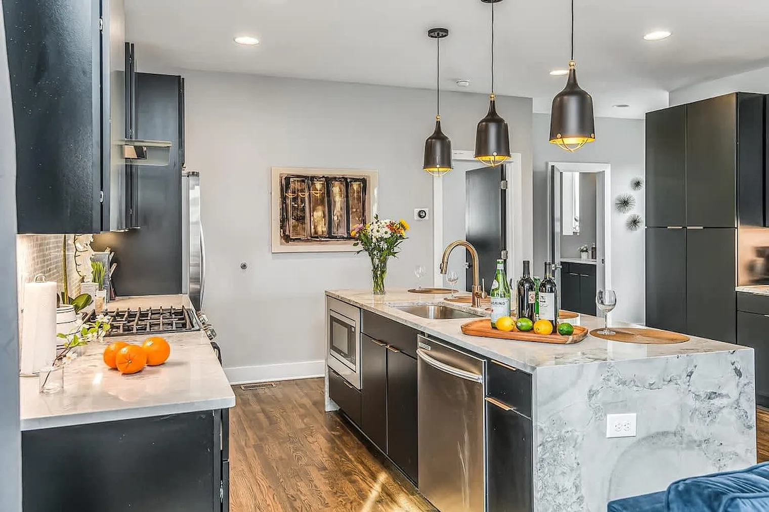 4 bed, 4.0 bath, 2325 sqft, $8,033 — Photo 3