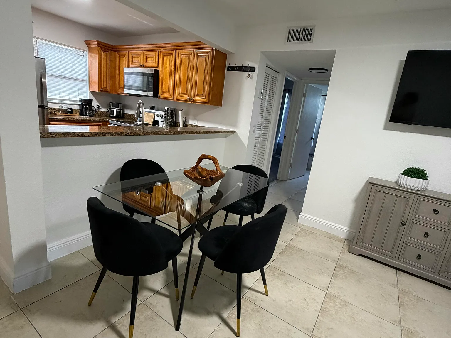 2 bed, 2.0 bath, 916 sqft, $2,200 — Photo 3