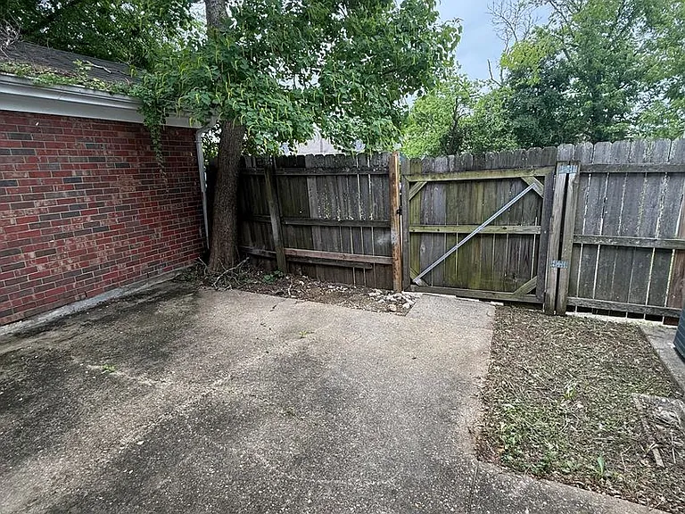2060 Rexford Rd — Photo 12