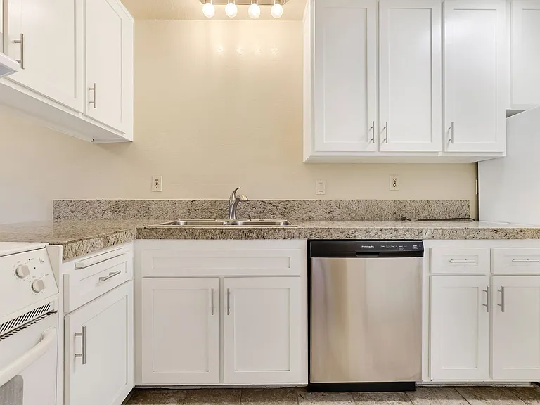 1642 E Hillcrest Dr — Photo 3
